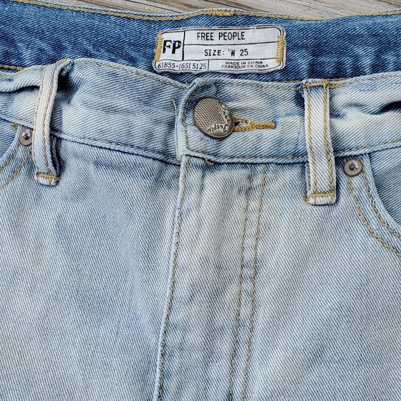 🎉Host Pick🎉FREE PEOPLE "DESTRUCTED"JEAN SHORTS W/LACE TRIM - Picture 3 of 4
